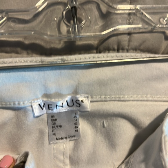 Women's white Venus Jeans with Black Bow Accents. Inseam approx 27 inches - Picture 4 of 4